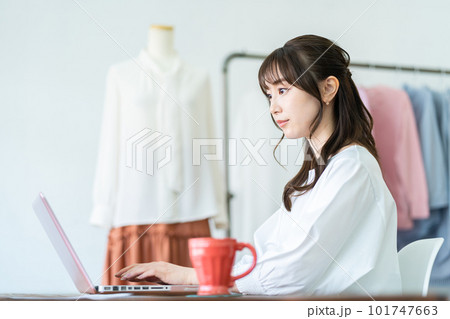 仕事をするデザイナーの女性。 101747663