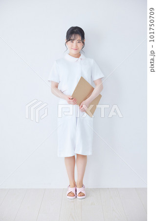 ナース服の女性 101750709