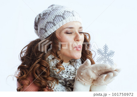40 years old woman in sweater, mittens, hat and scarf on 40 years old woman in sweater, mittens, hat and scarf on 101750972