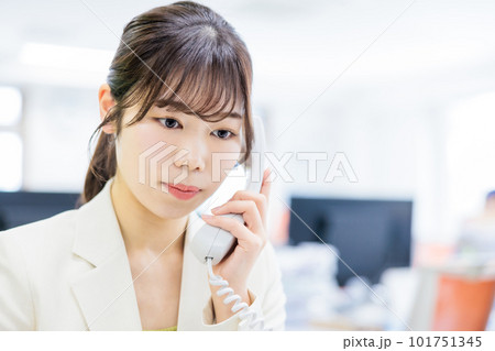 オフィスで電話を受ける女性 101751345