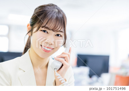 オフィスで電話を受ける女性 101751496