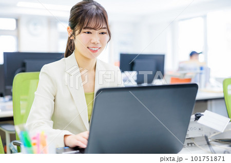 オフィスでパソコンを使う若いビジネスウーマン オフィスでパソコンを使う若いビジネスウーマン 101751871