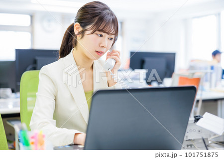 オフィスで電話を受ける女性 101751875
