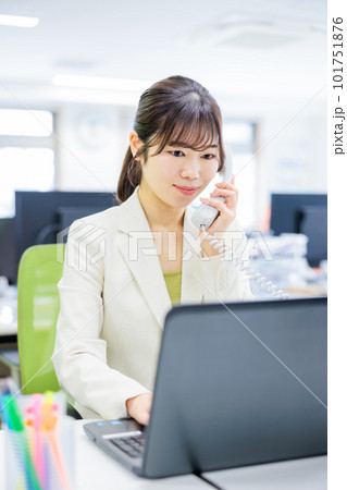 オフィスで電話を受ける女性 オフィスで電話を受ける女性 101751876