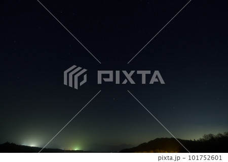 北杜市白州町、東の空に昇る春の大曲線・春の大三角 101752601