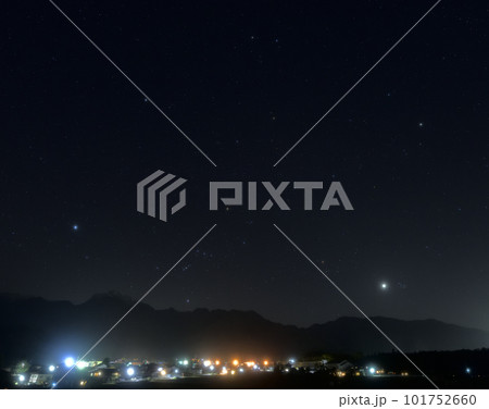 北杜市白州町、春の宵、西に傾く冬のダイヤモンドと火星・金星 101752660