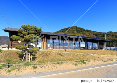 【香川県】父母ヶ浜のオシャレなカフェ(瀬戸内の天空の鏡)夕日の絶景で知られる観光名所 【香川県】父母ヶ浜のオシャレなカフェ(瀬戸内の天空の鏡)夕日の絶景で知られる観光名所 101752987