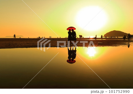 【香川県】夕暮れの父母ヶ浜(瀬戸内の天空の鏡)夕日の絶景で知られる観光名所 101752990