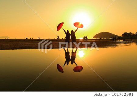 【香川県】夕暮れの父母ヶ浜(瀬戸内の天空の鏡)夕日の絶景で知られる観光名所 101752991