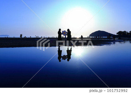 【香川県】父母ヶ浜(瀬戸内の天空の鏡)夕日の絶景で知られる観光名所 101752992