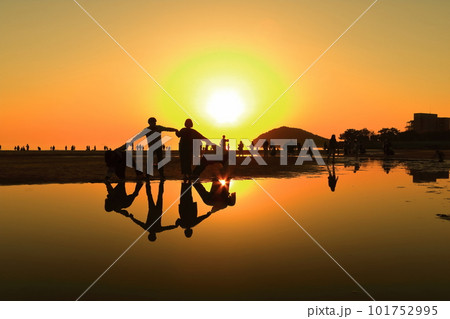 【香川県】夕暮れの父母ヶ浜(瀬戸内の天空の鏡)夕日の絶景で知られる観光名所 【香川県】夕暮れの父母ヶ浜(瀬戸内の天空の鏡)夕日の絶景で知られる観光名所 101752995