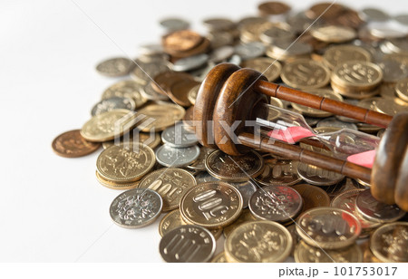 硬貨と砂時計 お金と時間 硬貨と砂時計 お金と時間 101753017