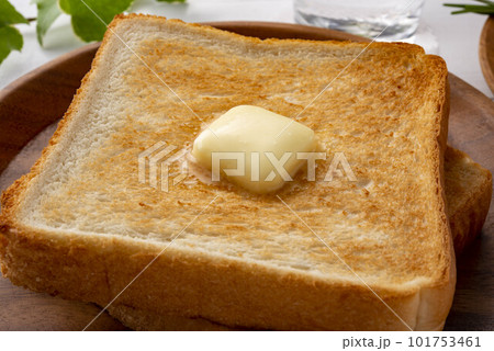 焼き立てトーストにバターを乗せて溶けるシーン 101753461