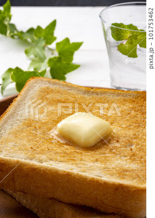 焼き立てトーストにバターを乗せて溶けるシーン 101753462