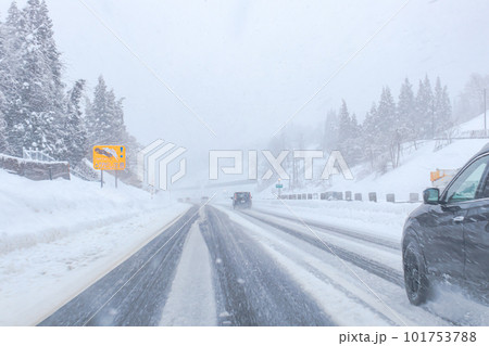 雪道の高速道路ドライブ 101753788