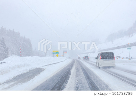 雪道の高速道路ドライブ 101753789