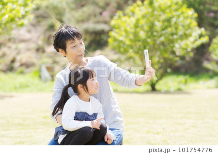 孫とおばあちゃんのポートレート 孫とおばあちゃんのポートレート 101754776
