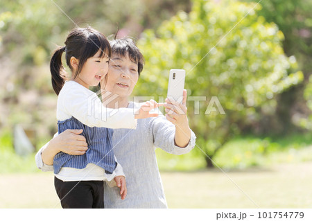 孫とおばあちゃんのポートレート 孫とおばあちゃんのポートレート 101754779