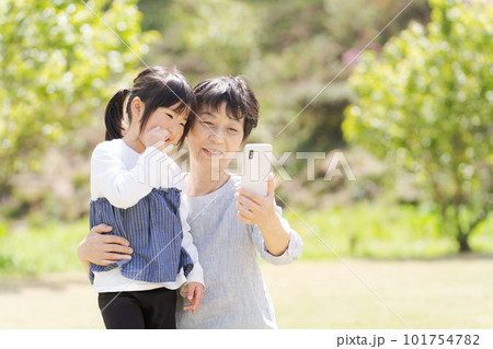 孫とおばあちゃんのポートレート 101754782