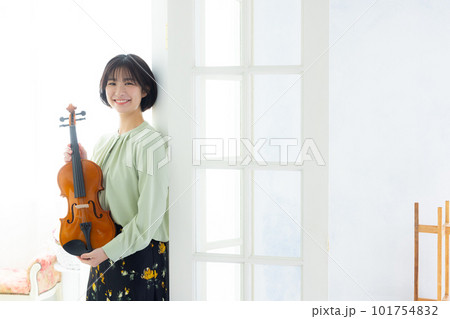 バイオリンを持つ女性 101754832