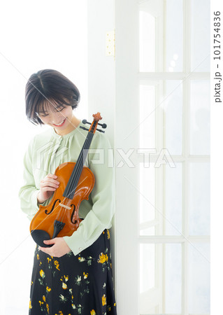 バイオリンを持つ女性 101754836