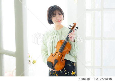 バイオリンを持つ女性 101754840