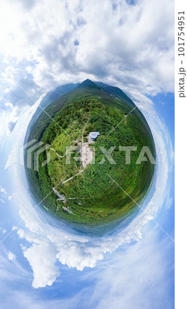 「山梨県」ドローンで美し森を全天球カメラで空撮　清里 101754951