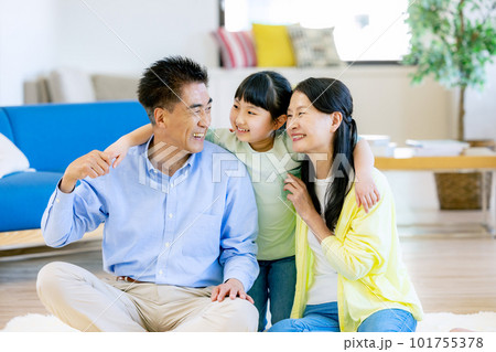 孫と遊ぶ祖父母 101755378