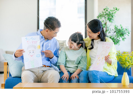 敬老の日　孫から似顔絵をもらう祖父母 101755393