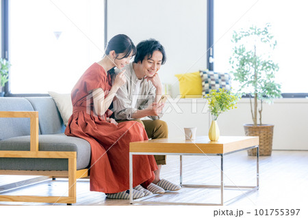 スマホを見る夫婦 101755397