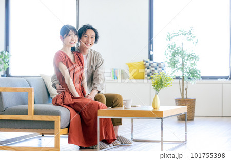 リビングでくつろぐ若い男女 101755398
