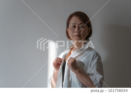 着替える女性 101756034