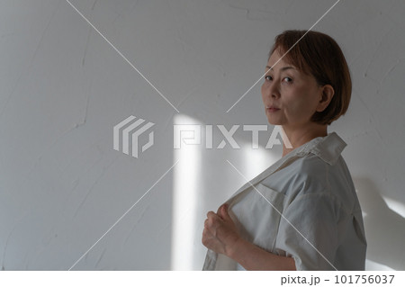 着替える女性 着替える女性 101756037