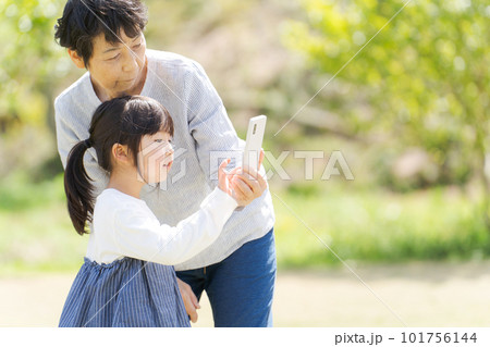 孫とおばあちゃんのポートレート 101756144