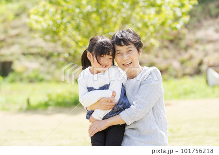 孫とおばあちゃんのポートレート 101756218