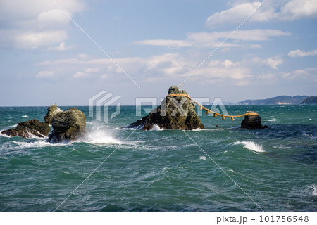 波高し二見浦【夫婦岩】 波高し二見浦【夫婦岩】 101756548