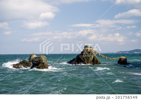 波高し二見浦【夫婦岩】 波高し二見浦【夫婦岩】 101756549