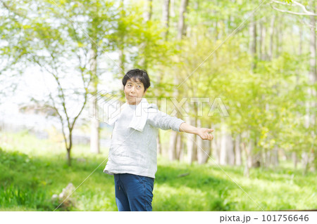 公園で運動するシニア女性の画像 101756646