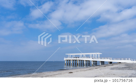 千葉市・稲毛海浜公園｜海へ延びるウッドデッキ 101756716