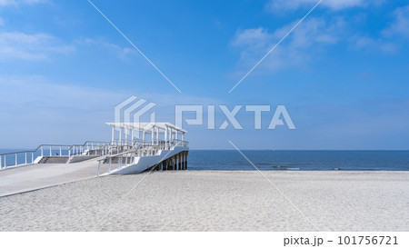 千葉市・稲毛海浜公園|海へ延びるウッドデッキ 千葉市・稲毛海浜公園|海へ延びるウッドデッキ 101756721