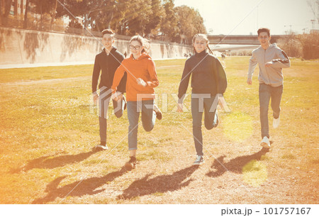 Activity teenagers compete in the park 101757167