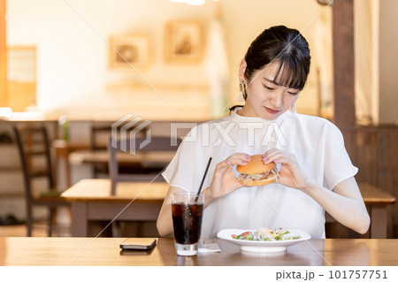 不味い飲食店・レストラン・カフェに来てしまったアジア人女性 不味い飲食店・レストラン・カフェに来てしまったアジア人女性 101757751