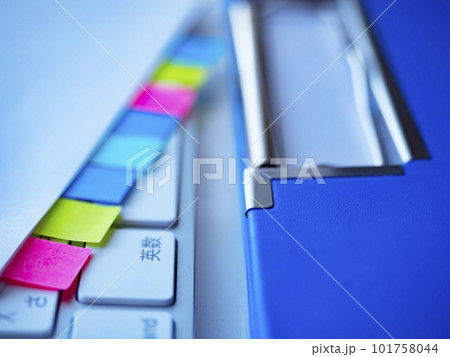 バインダーと書類、キーボードのビジネスイメージ  101758044