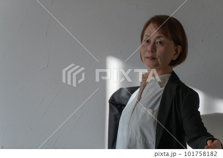 着替える女性 101758182