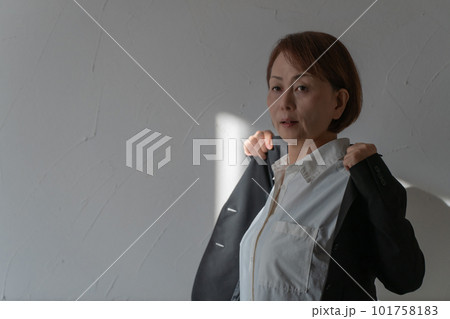 着替える女性 101758183