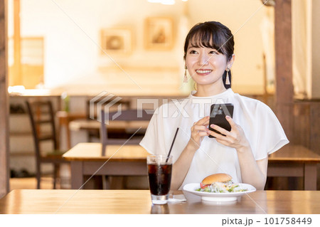 カフェや飲食店の情報・記事をブログ・webに投稿するグルメライター・ブロガーのアジア人女性 カフェや飲食店の情報・記事をブログ・webに投稿するグルメライター・ブロガーのアジア人女性 101758449