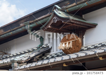 酒蔵の軒先にある杉玉（中津川宿） 101758473