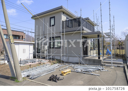 住宅リフォームのために足場を組んでいる様子 101758726