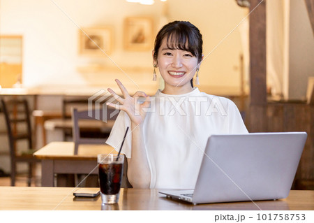 カフェや喫茶店でテレワーク・リモートワークをするアジア人女性(OK) カフェや喫茶店でテレワーク・リモートワークをするアジア人女性(OK) 101758753