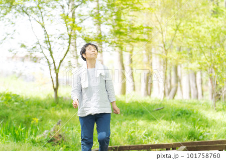 公園で運動するシニア女性の画像 101758760